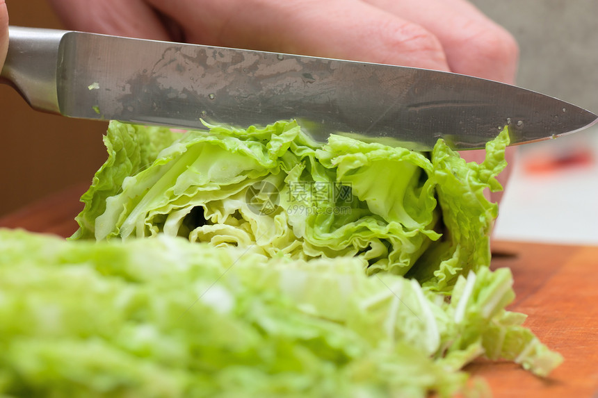 切切蔬菜女性木板农业沙拉成人专注叶子桌子饮食职业图片