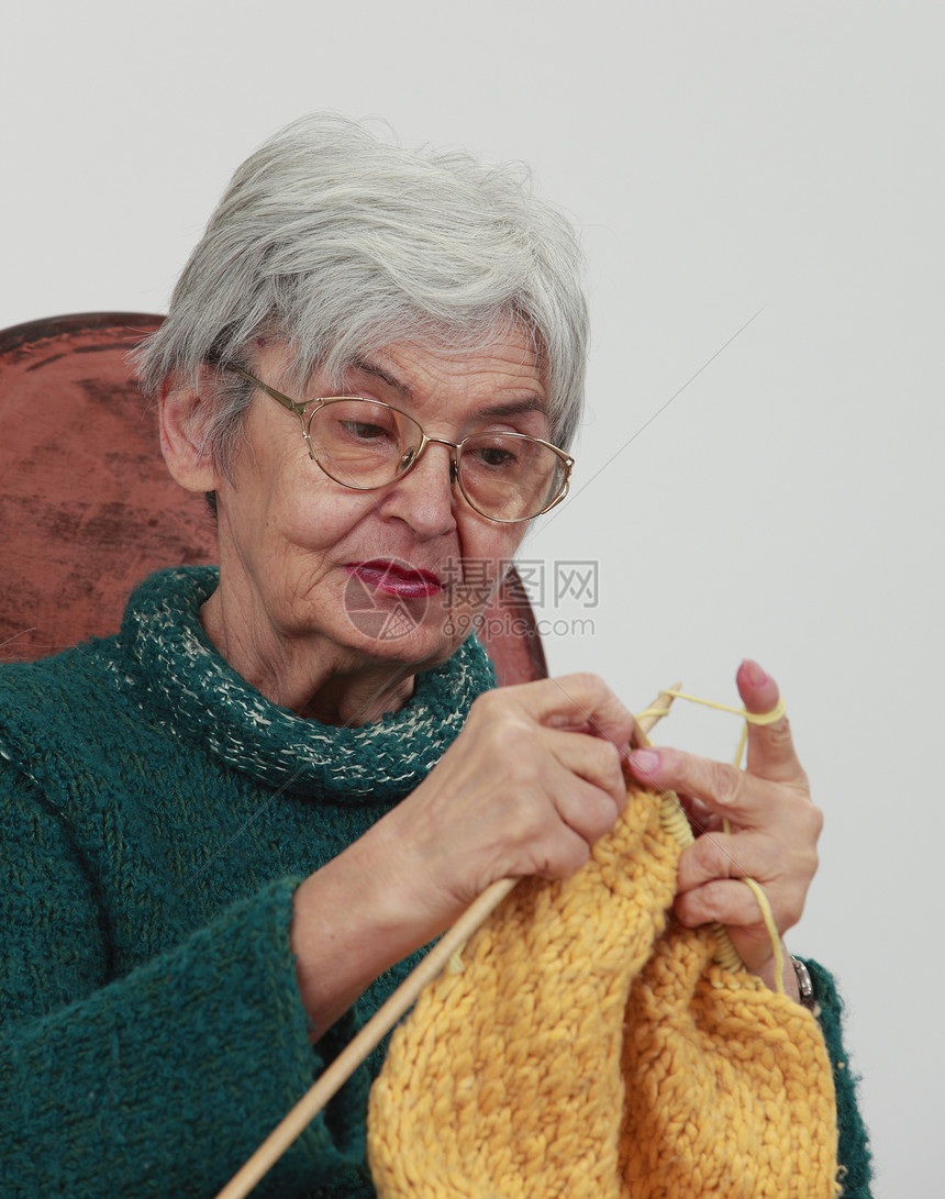 老年妇女编织线索女士针织品工艺养老金眼镜母亲手工工作羊毛图片