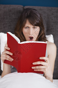 红色年轻情感阅读阅读书籍震惊惊喜情感黑发卧室女士女孩红色房间白色背景