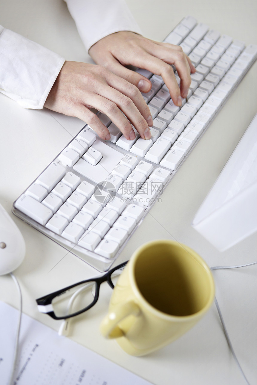 在白色计算机键盘上写作通讯秘书眼镜辅助全球家庭作业宏观设备工具女性图片