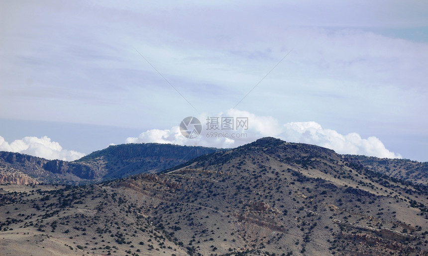 亚利桑那沙漠和山树木爬坡天空刷子叶子山脉沙漠丘陵植物图片