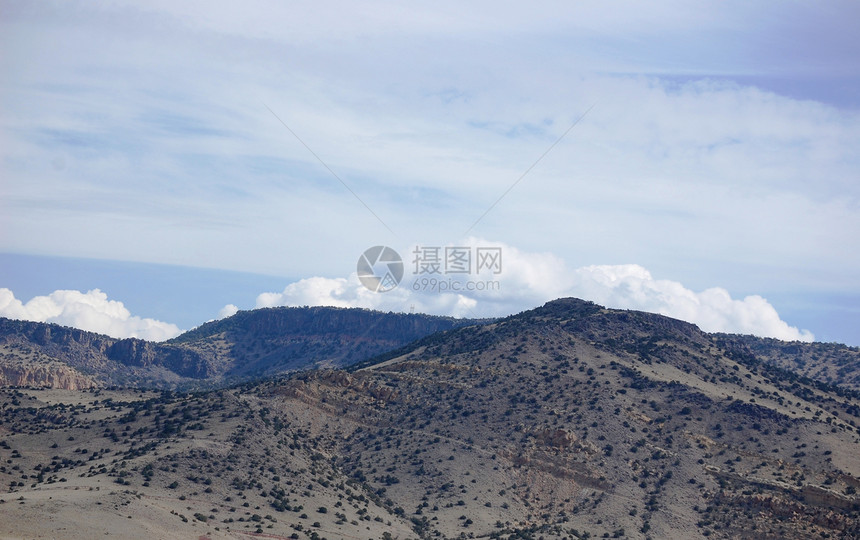 亚利桑那沙漠和山沙漠天空刷子植物山脉叶子爬坡丘陵树木图片