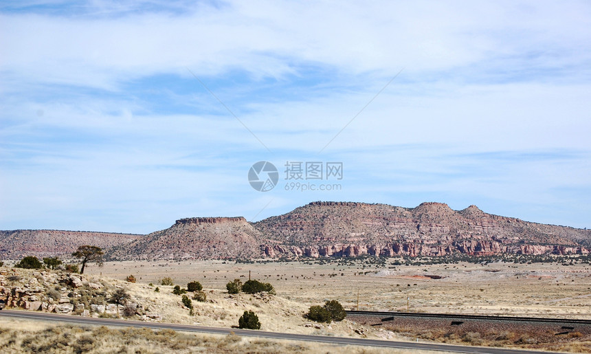 亚利桑那沙漠和山刷子植物沙漠山脉爬坡天空叶子丘陵树木图片