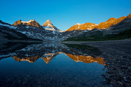 阿西森阿西尼博因山加拿大落基山脉高清图片