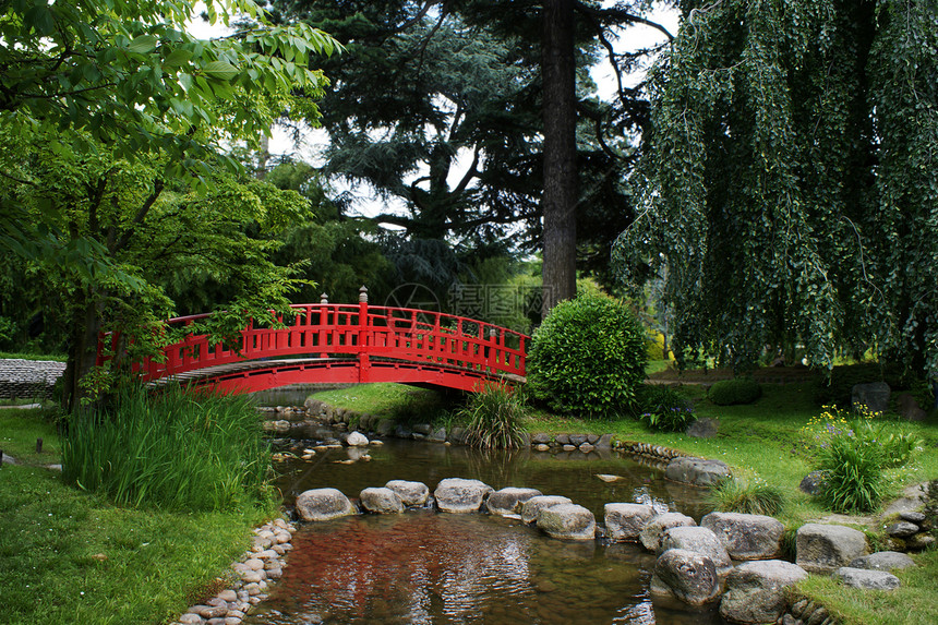 在日本花园的红桥生态庭园绿色热带文化红色天堂石头图片