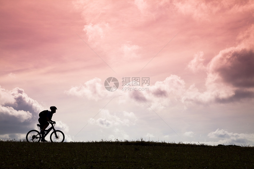 山地骑自行车的休眠和日落图片