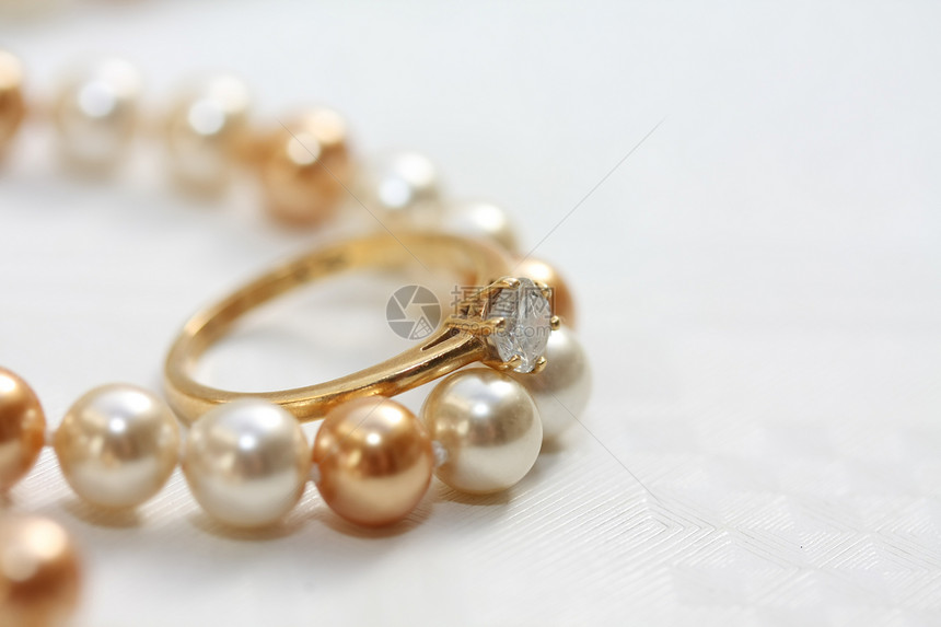 珍珠上的独家钻石戒指订婚纸牌婚礼珠宝单人棕色金子新娘白色图片