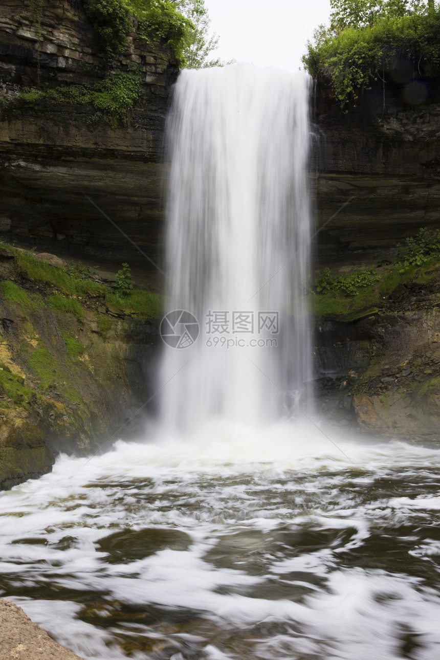 明尼哈哈沙陷落公园流动石头树叶风景瀑布运动绿色图片