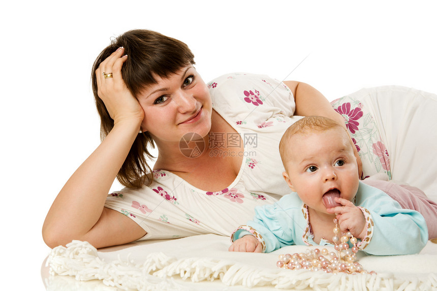 母亲与女儿黑发婴儿白色工作室亲热压痛快乐家庭后代褐色图片