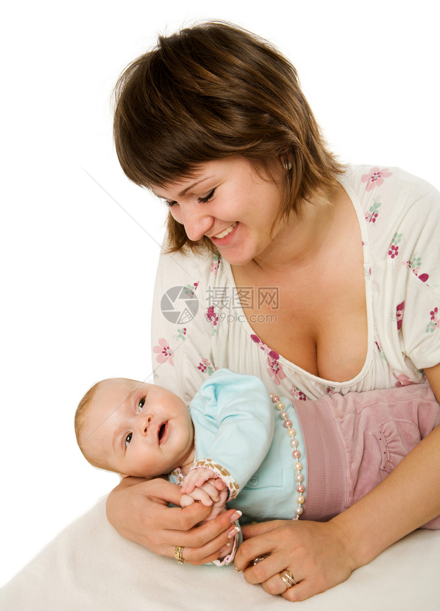 母亲与女儿微笑亲热快乐工作室享受白色黑发家庭压痛后代图片