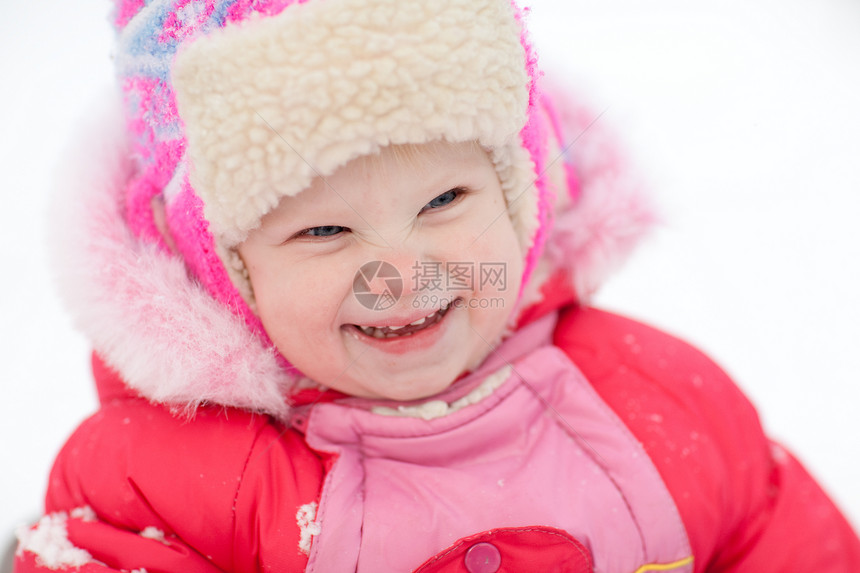 儿童在冬季的童年女孩季节乐趣男生闲暇娱乐快乐青年假期图片