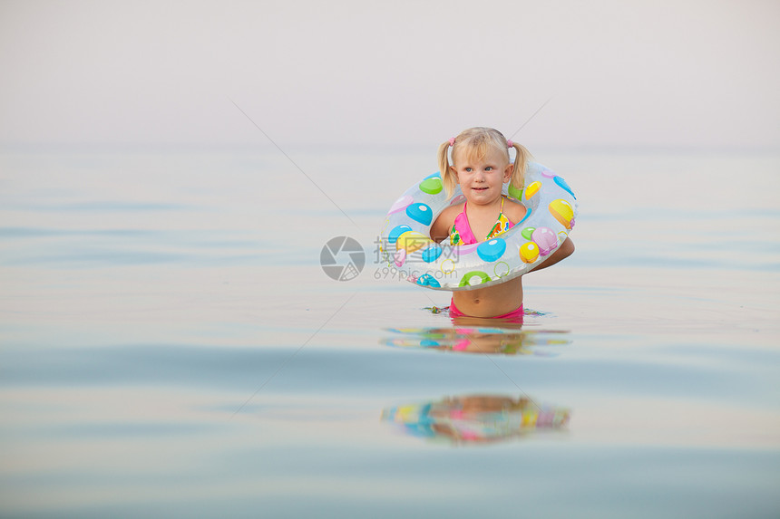 儿童在水中图片