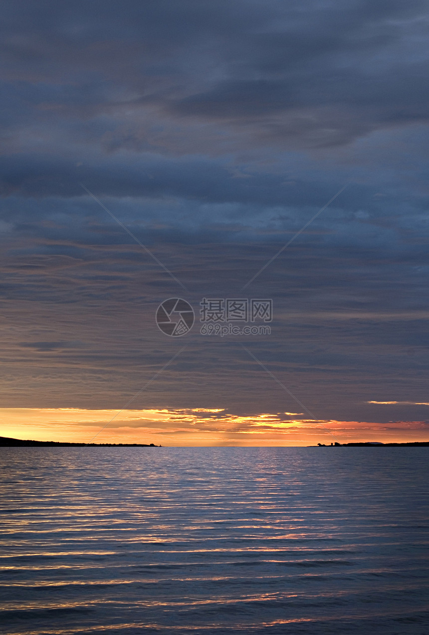 云与海之间有太阳风景蓝色海浪时间橙子天空海岸线海滩地平线天堂图片