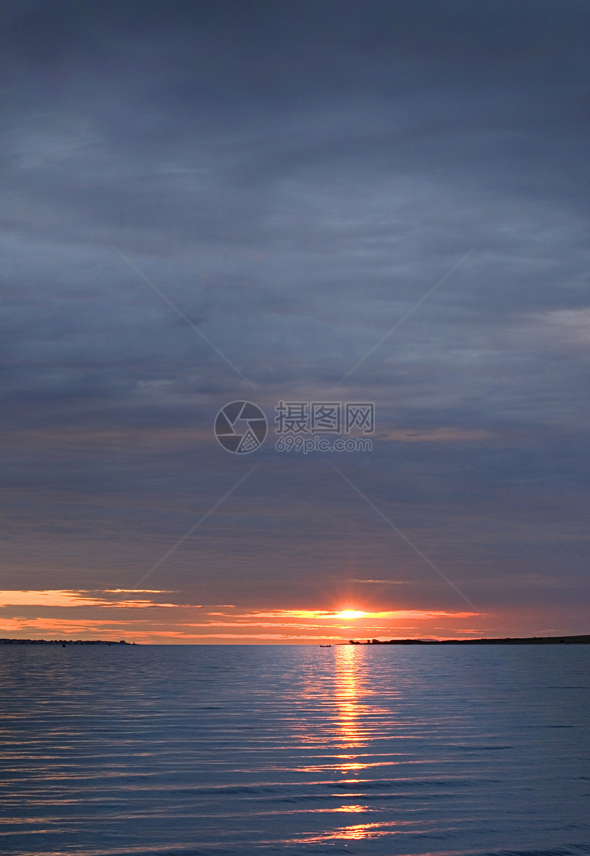 云与海之间有太阳蓝色地平线海浪橙子时间日落海滩风景天堂海岸图片