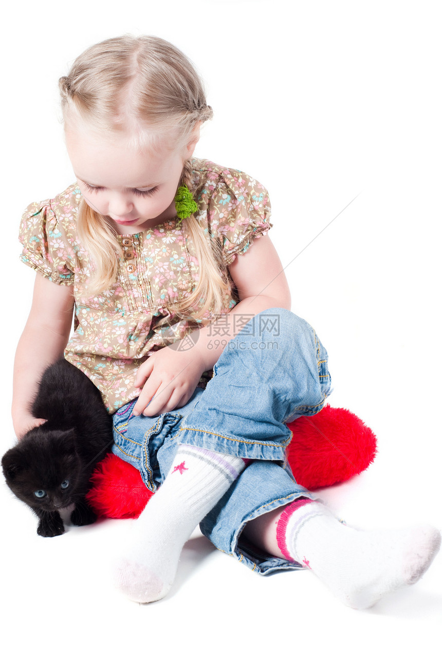 小女孩玩小猫咪宠物哺乳动物猫科动物尾巴晶须女孩毛皮婴儿工作室小猫图片