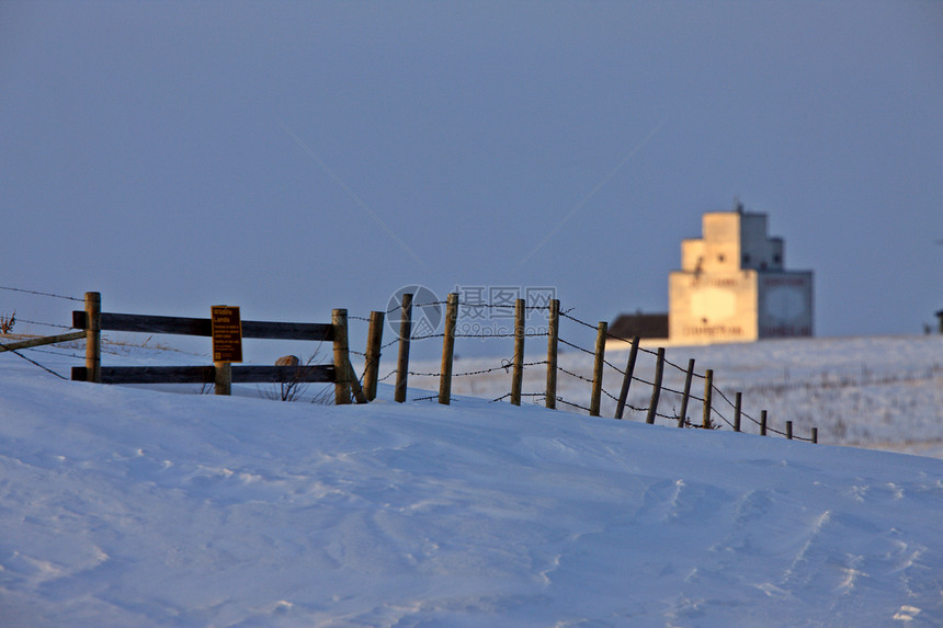 加拿大 萨斯喀彻温省冬季场地运输收成历史性农业天空种子筒仓合作社农田图片