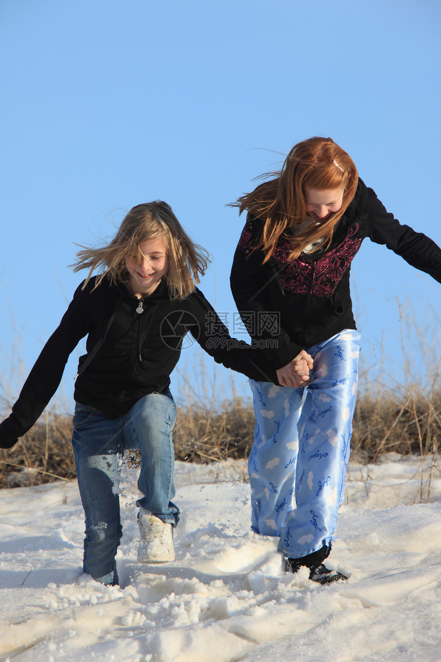2 年青女孩在加拿大雪中玩耍图片
