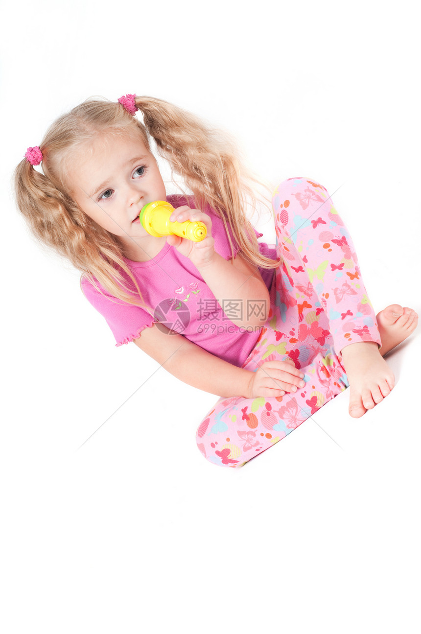 演播室里可爱的小女孩粉色金发孩子马尾辫女儿孩子们唱歌婴儿女性麦克风图片