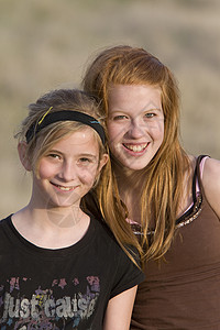 2名年轻女孩在加拿大境外露面背景图片