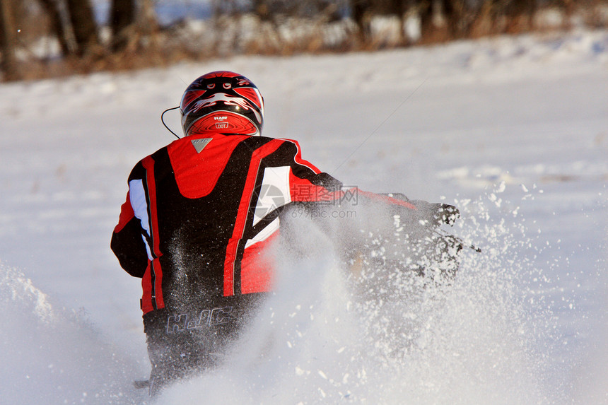 加拿大雪地摩托机器假期场景头盔活动房子雪橇滑雪地平线旅行图片