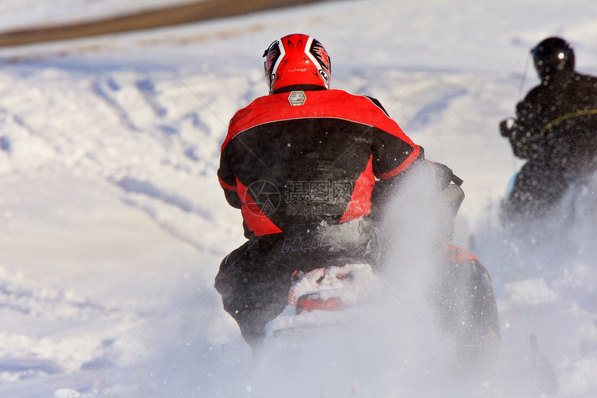 加拿大雪地摩托休息滑雪运输太阳地平线寒冷蓝色娱乐房子阳光图片