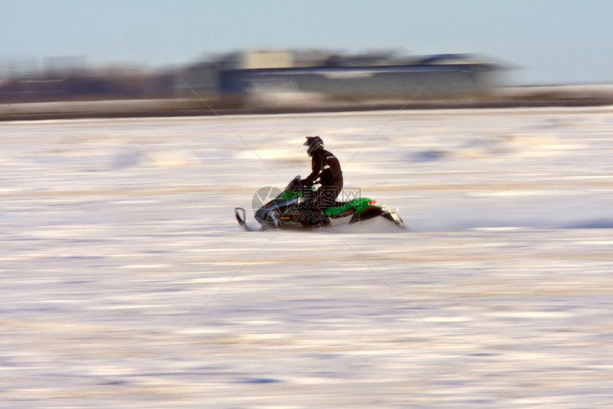 加拿大雪地摩托季节头盔娱乐休息旅行寒冷阳光运输机器速度图片