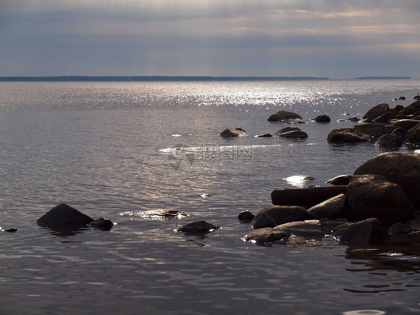 清晨湖的海岸多云地平线天空漂亮地天气太阳石头海浪海鸥植物图片