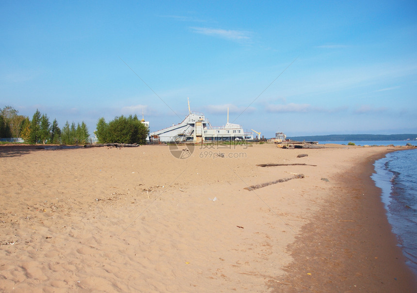 湖边的桑迪海滩冲浪场景海景地平线天空城市海洋美丽水景风景图片