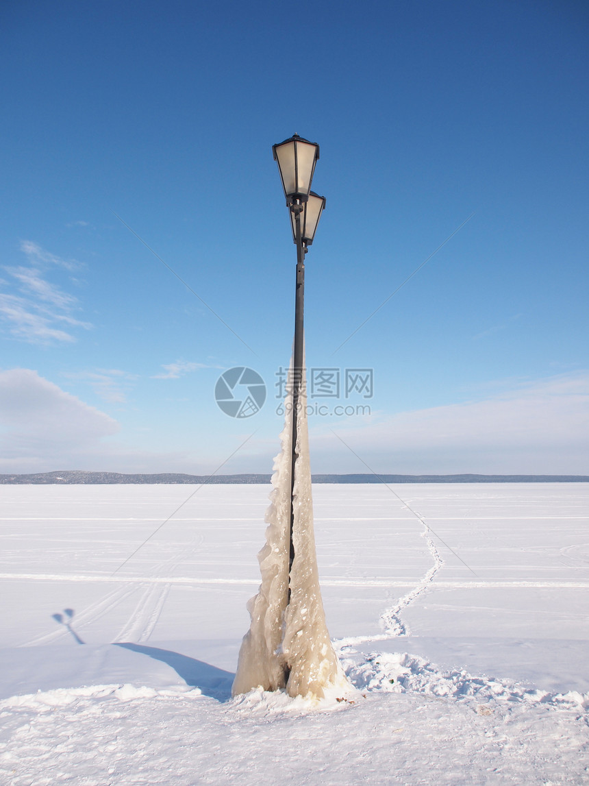 冬季湖边的绿灯侠降雪季节气候海岸踪迹海景海岸线蓝色海洋长廊图片