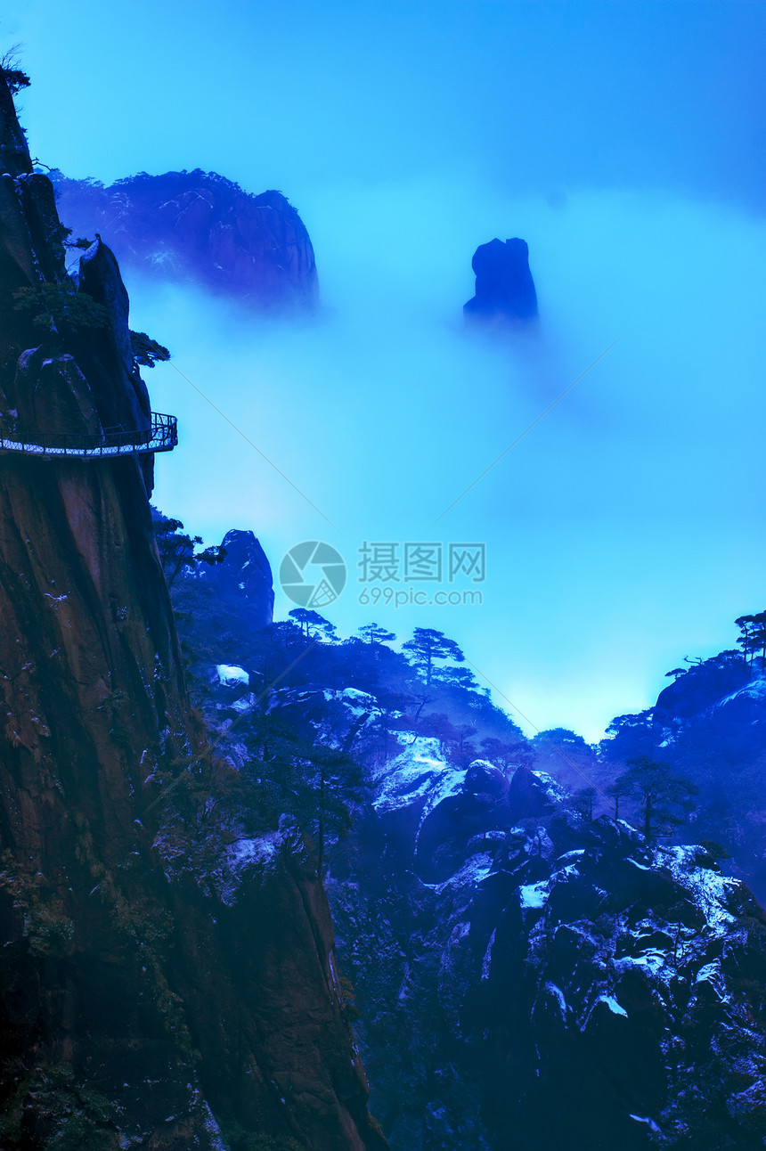 三青山的云雾     在中国江西拍电影岩石松树框架垂直图片