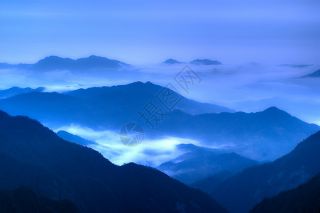 三青山的云雾     在中国江西拍电影岩石松树背景图片