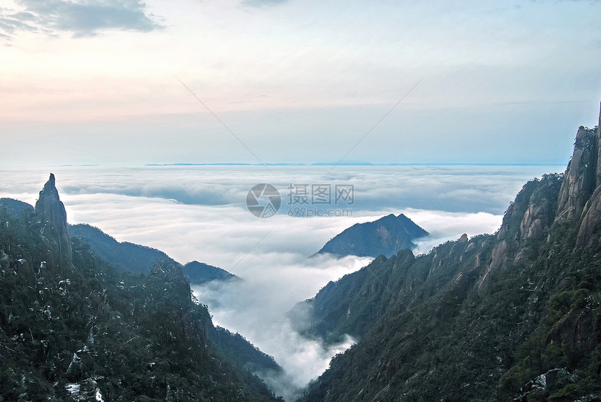三青山的云雾     在中国江西拍电影松树岩石图片