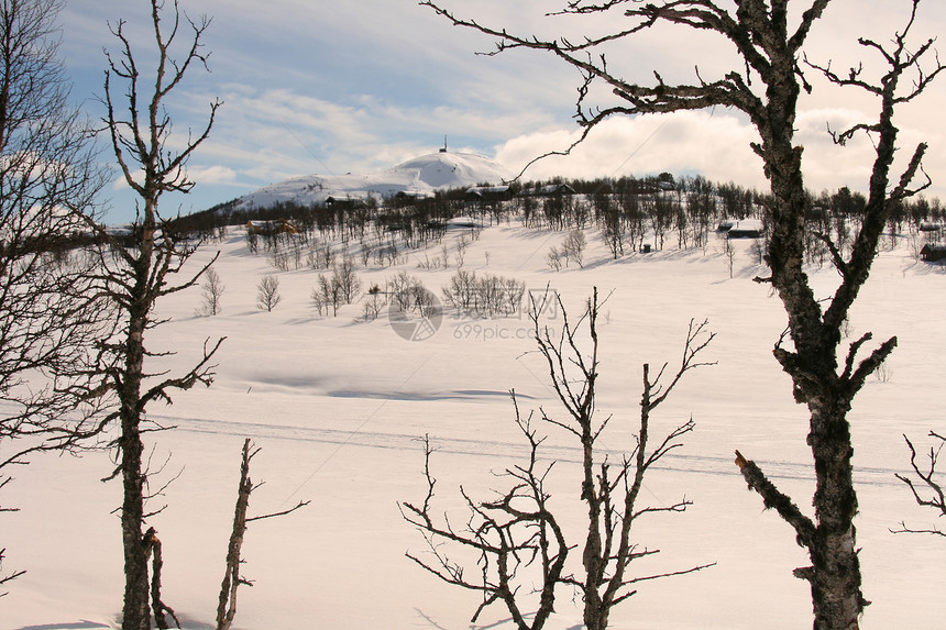 山上的冬天假期滑雪小屋图片