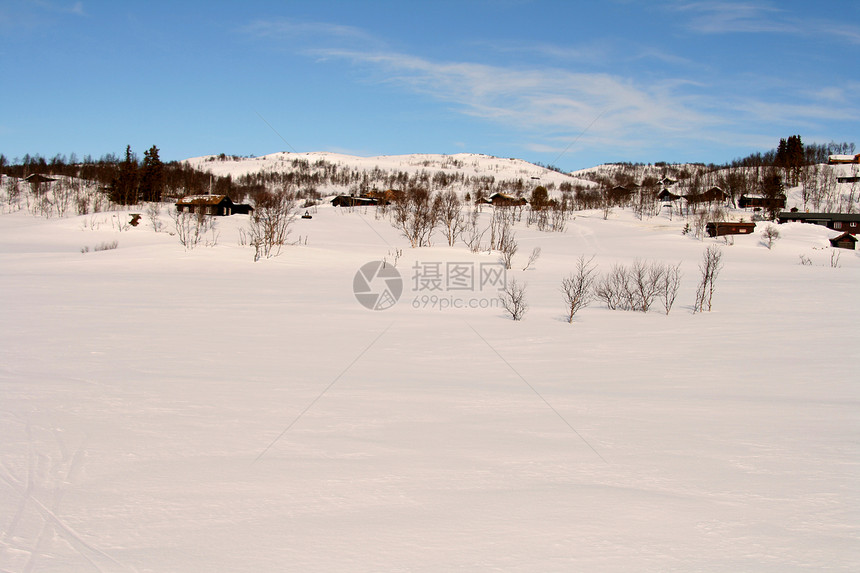 山上的冬天滑雪假期小屋图片