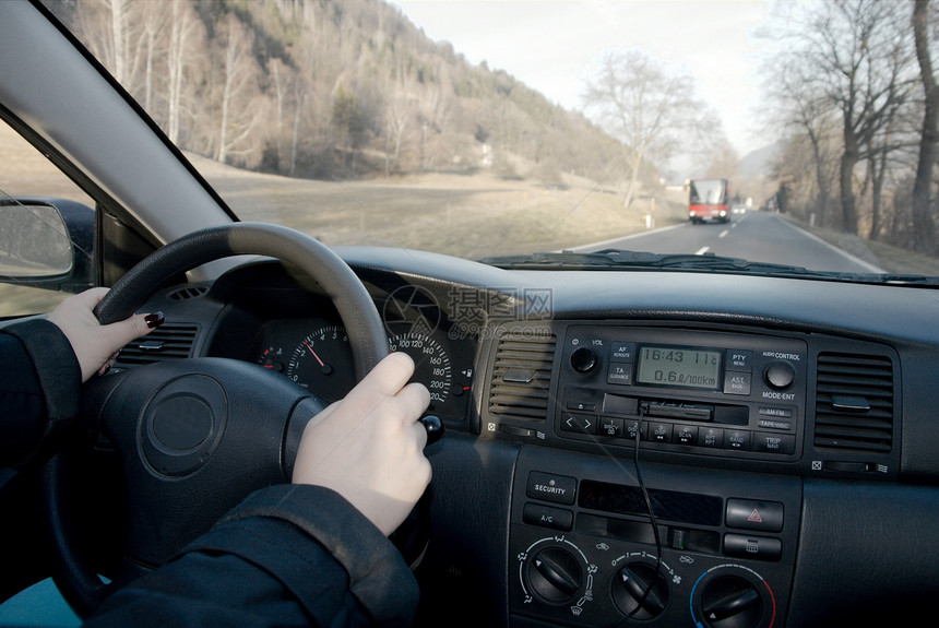 驾驶车轮国家车辆方向盘短跑速度司机女性旅行控制板图片