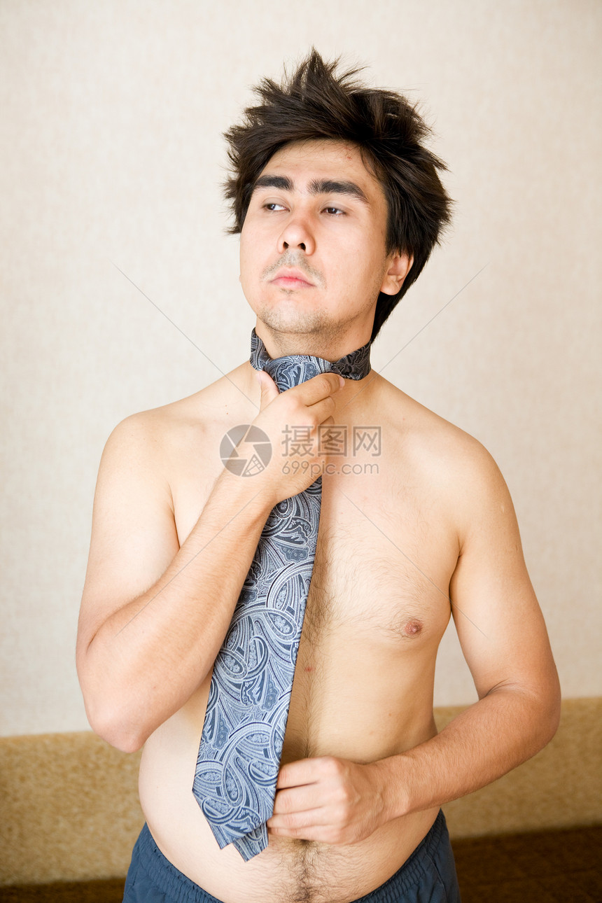 颈领的肖像快乐房间享受乐趣学生领带喜悦男性头发成人图片