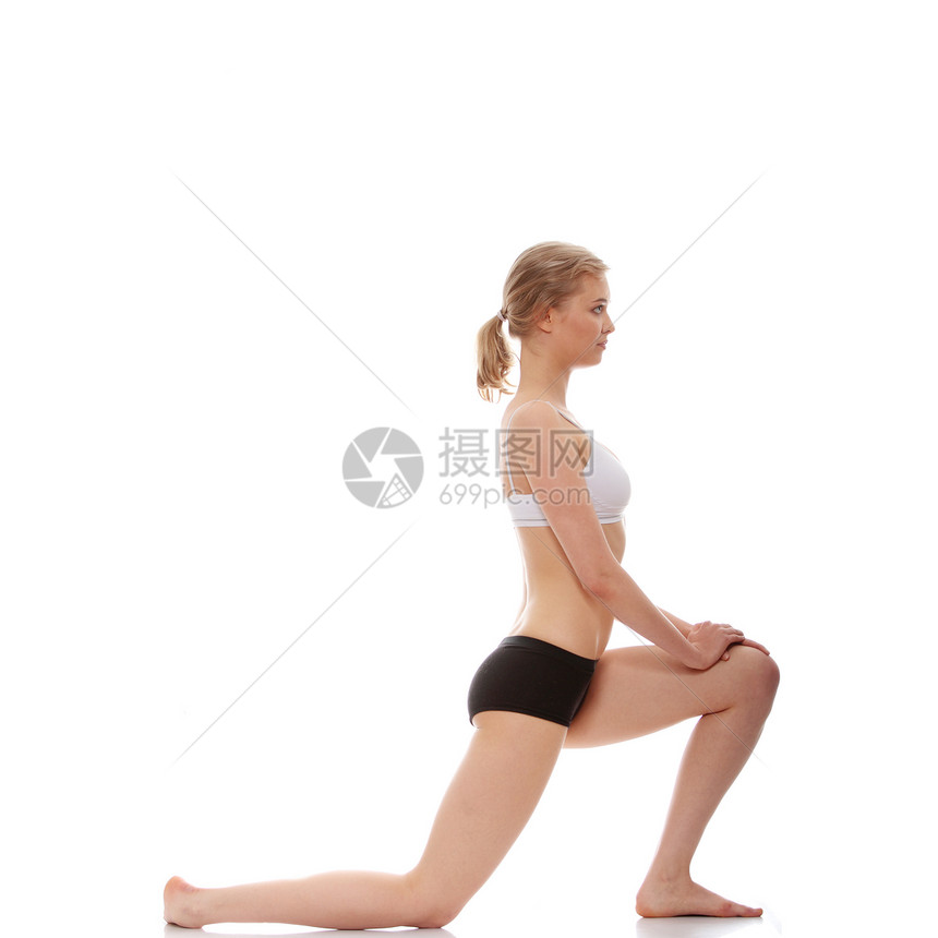 做瑜伽锻炼的年轻妇女身体训练女士保健体操平衡数字健身房活力女性图片