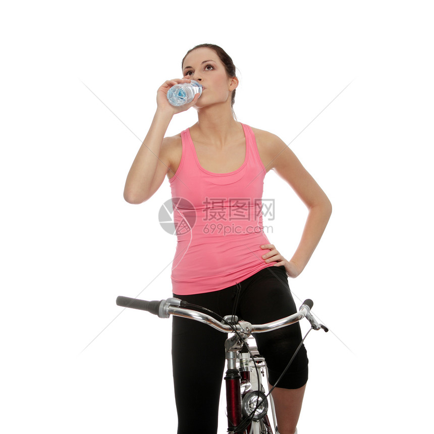 骑自行车的迷人黑褐色女人闲暇女士运动轮子活力娱乐成人青年幸福工作室图片