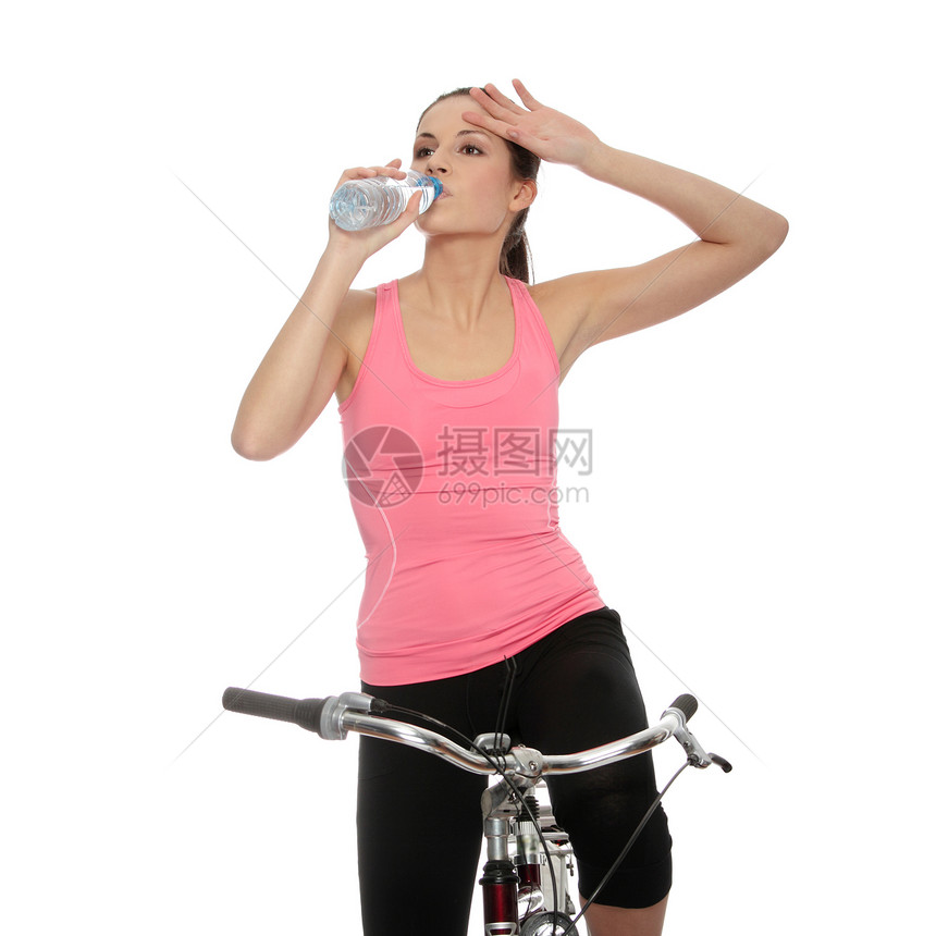 骑自行车的迷人黑褐色女人闲暇女士轮子工作室瓶子幸福享受女孩驾驶青年图片