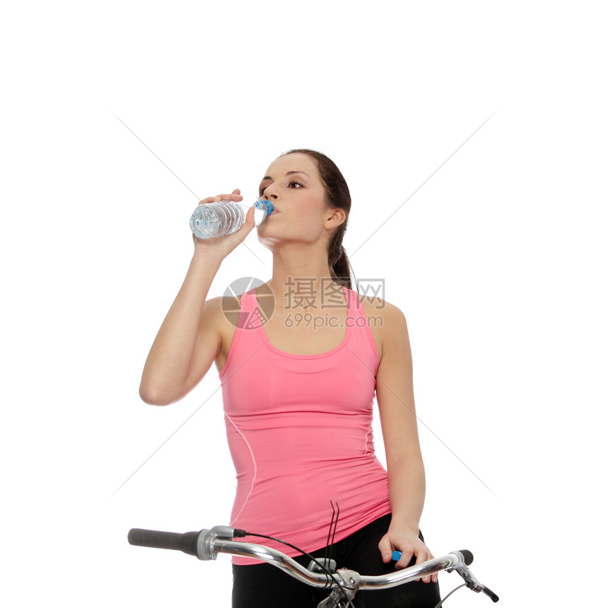 骑自行车的迷人黑褐色女人享受女士娱乐轮子驾驶运动瓶子活力青年工作室图片