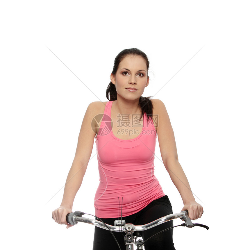 骑自行车的迷人黑褐色女人活力乐趣青年微笑工作室驾驶成人运动娱乐旅行图片