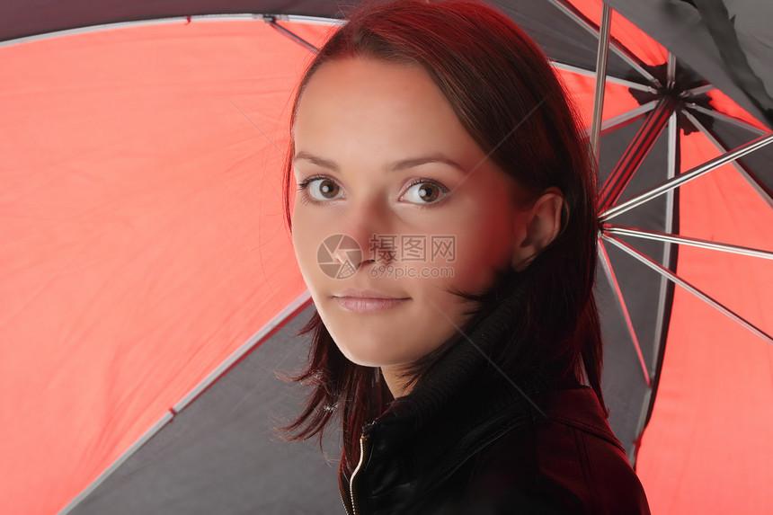 穿黑色黑衣服的红色和黑色雨伞身着黑衣妇女头发快乐天气风暴幸福女士安全冒充工作室女性图片
