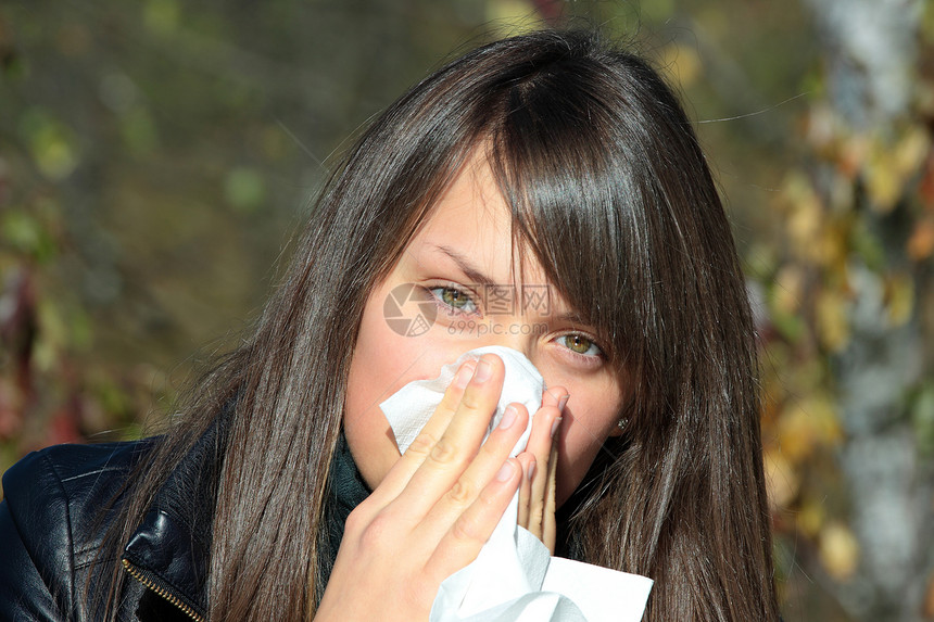生病的少女鼻子眼睛手帕过敏喷嚏青少年发烧疾病学生女孩图片