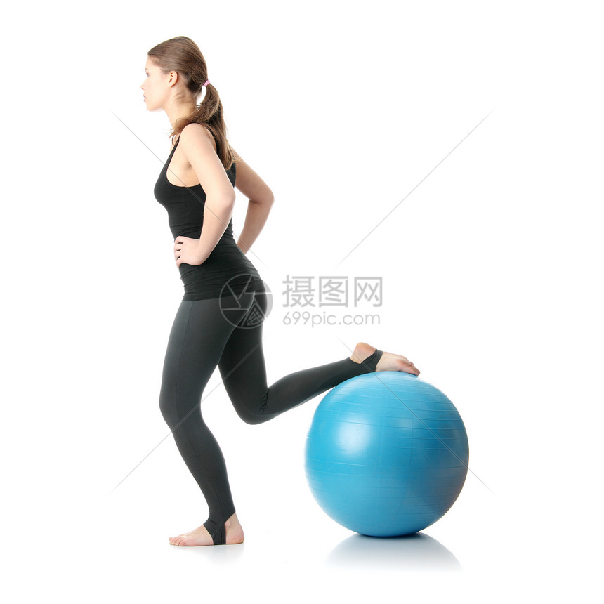 女性在与球一起健身期间数字调子减肥饮食组织有氧运动福利体操健身房运动图片