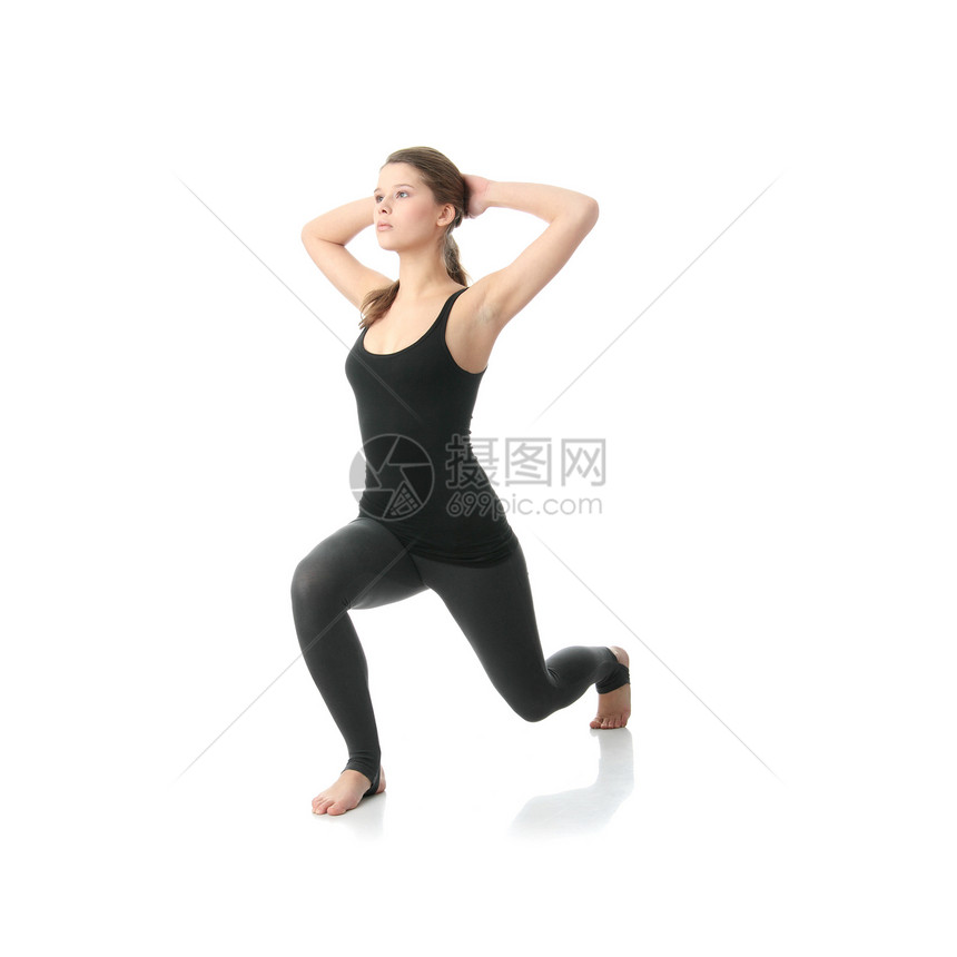 健身时间的年轻美容女子健身房女孩身体腰部维生素数字运动装橘皮福利女性图片