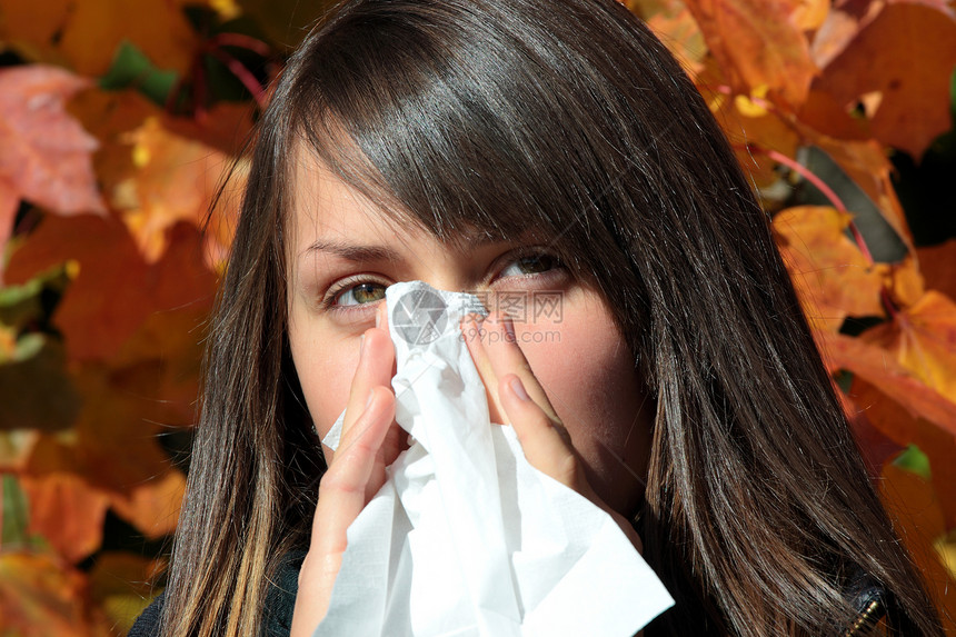 生病的少女青年过敏眼睛喷嚏发烧孩子鼻子流感青少年疾病图片