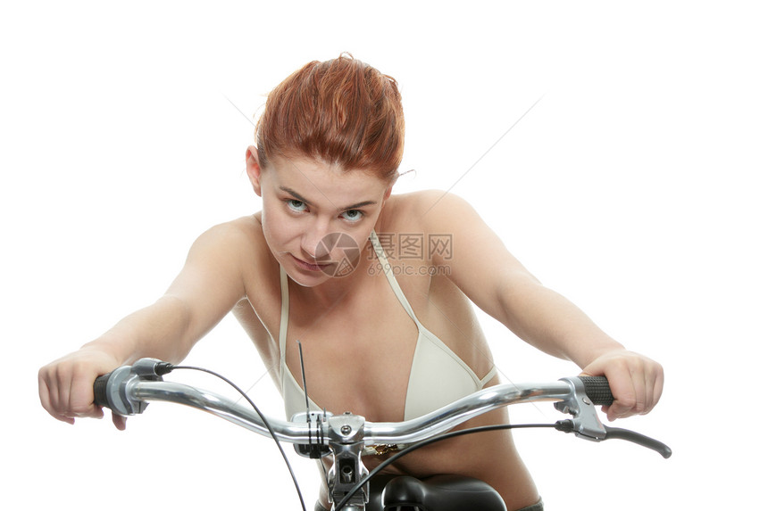 骑自行车的有吸引力的红发妇女白色娱乐享受旅行女士闲暇女孩活力女性幸福图片