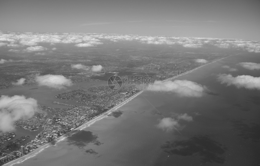 迈阿密空中观察热带旅行日落城市摩天大楼房屋街道建筑学树木海洋图片