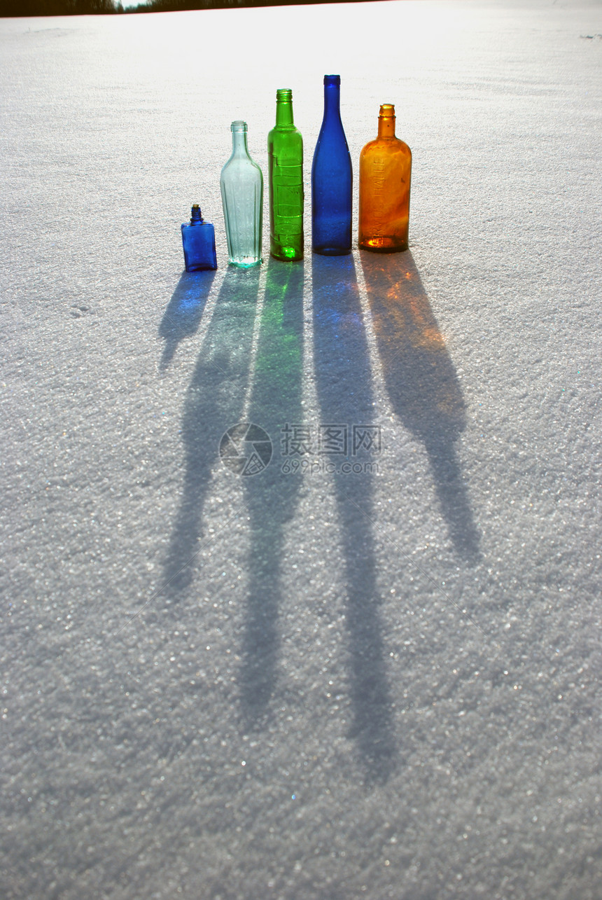 雪上彩色瓶子图片