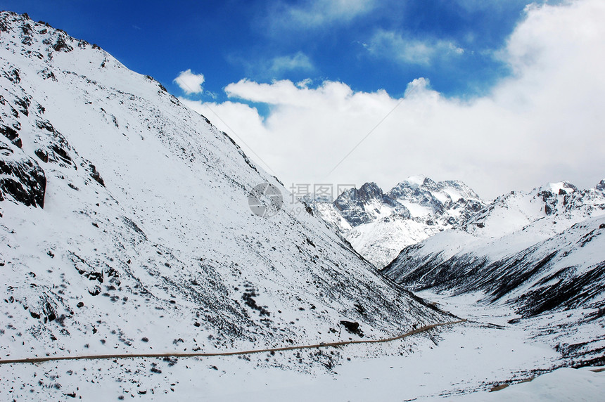 冬季的风景冻结山腰气候冰川晴天冰山地平线阳光顶峰旅行图片
